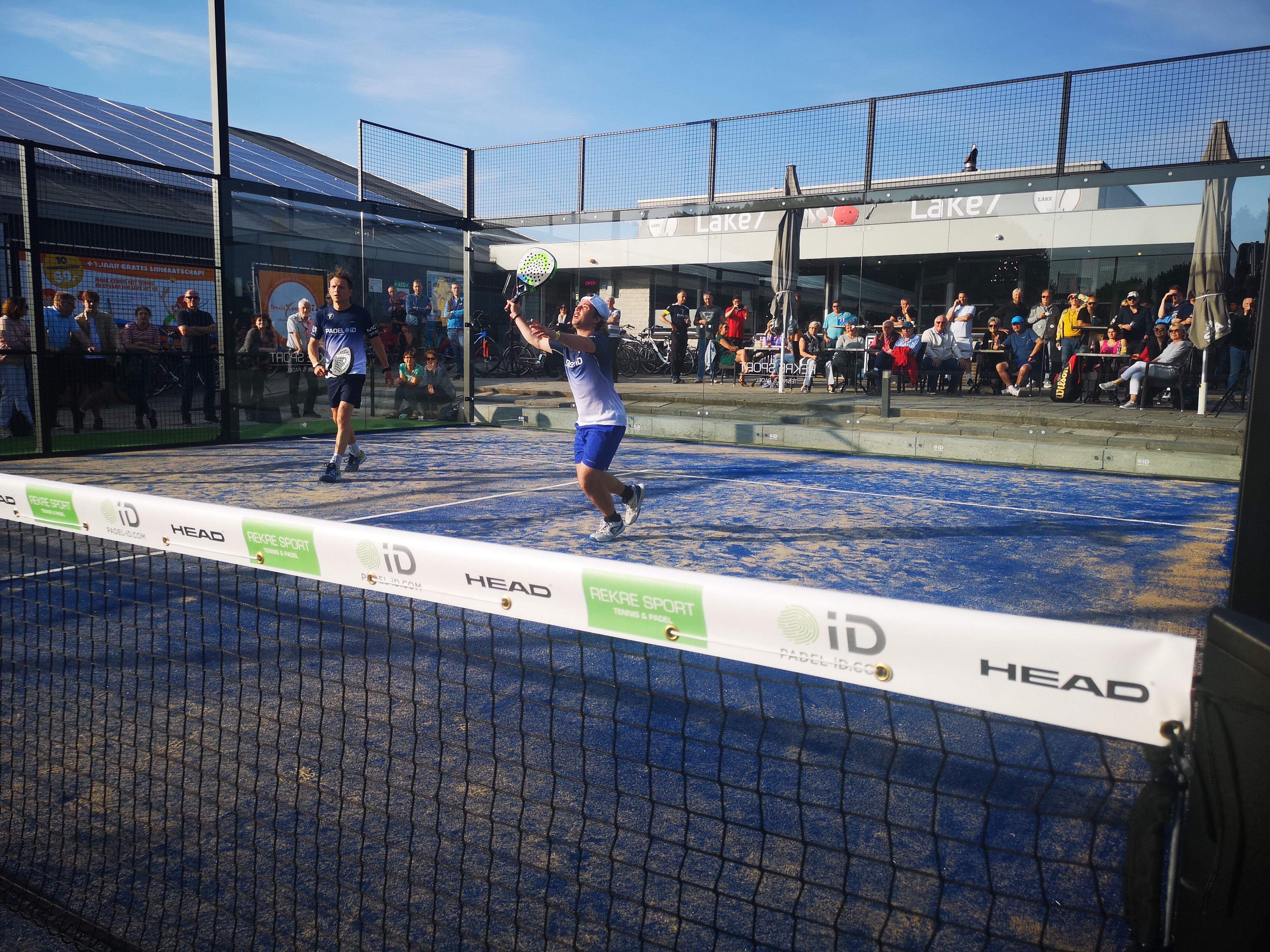 Een padelbaan met spelers